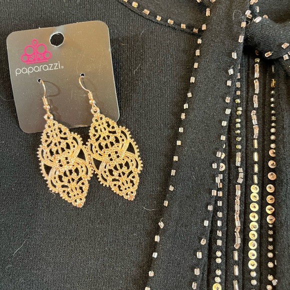 Jones New York  - Plunging V-Neck Sleeveless Blouse. - Picture 9 of 9